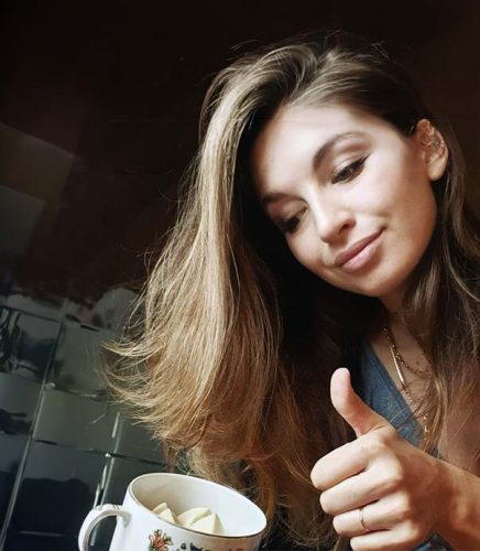 Irene di Addolcire mentre prepara i suoi dolci artigianali