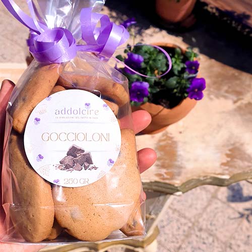 Varietà di biscotti artigianali, inclusi lagaccio, anicini, meringhe, frollini al cacao, cocco e meliga.