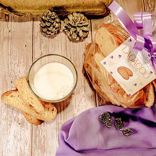 Biscotti croccanti originari del quartiere Lagaccio di Genova, preparati con lievito madre per una fragranza unica.