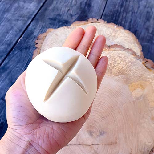 Panettoni e colombe artigianali, realizzati con lievito madre per una consistenza soffice e sapore autentico.