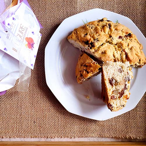 Pandolce genovese alto, fatto con lievito madre. Un dolce tradizionale e nutriente ideale per le festività.